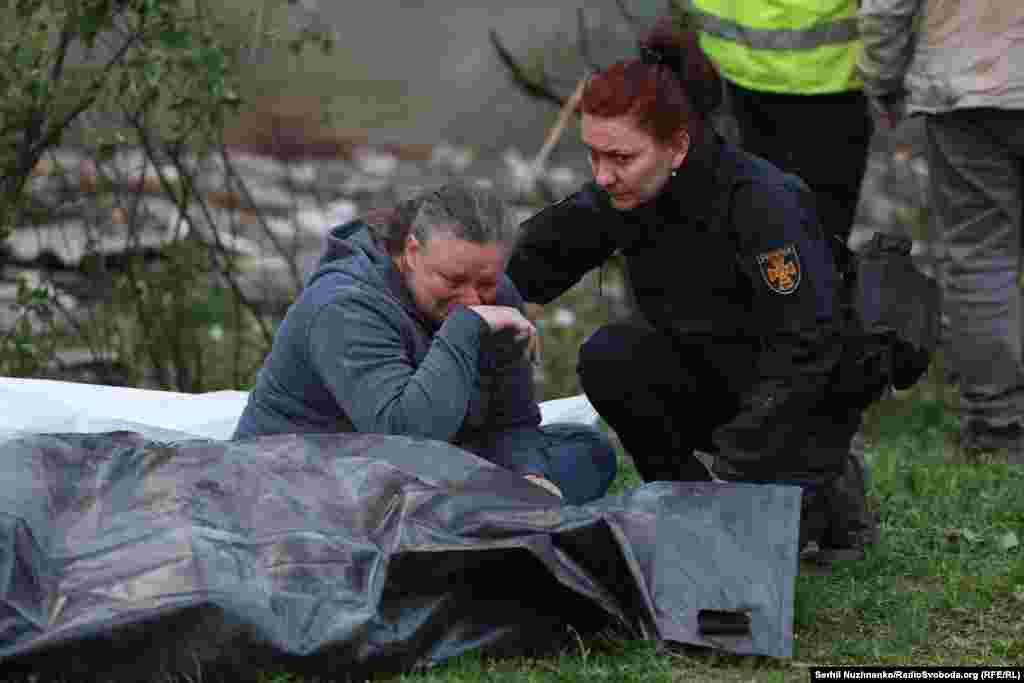 Жінка плаче над тілом загиблої через удар людини