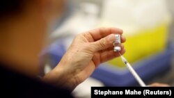 Наразі колективи щеплюють вакциною Comirnaty від Pfizer, але у МОЗ закликають подавати заявку на щеплення вакциною CoronaVac від Sinovac, щоб прискорити процес вакцинації