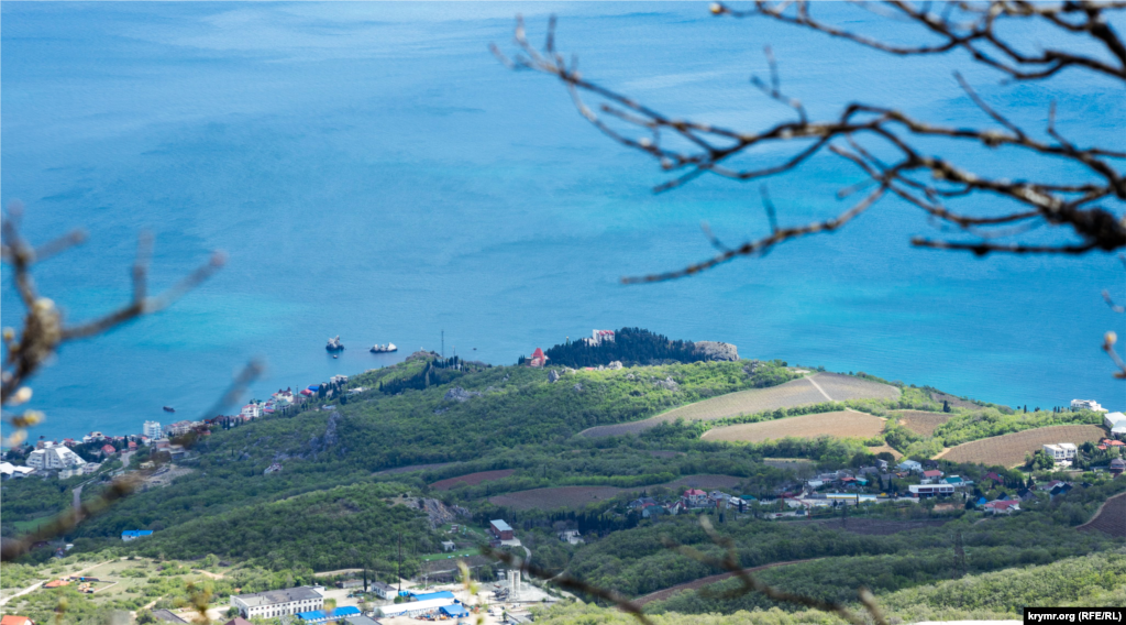 В центре на фоне моря – темно-зеленое пятно парка санатория «Утес» на мысе Плака