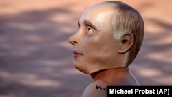 Швейцарский демонстрант на акции в поддержку Навального в Женеве. 15 июня, 2021.