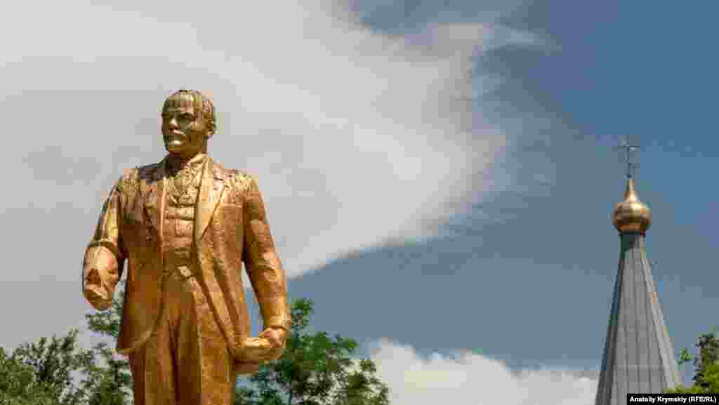 «Помеченный» птицами памятник Ленину в Красноперекопске. Уже более 80 лет 25-тысячный город является главным промышленным центром на севере Крыма