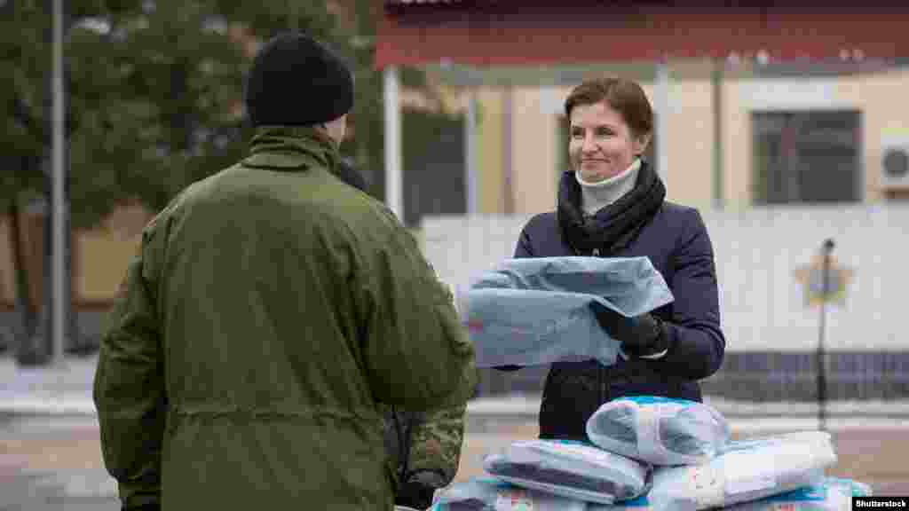 Дружина президента України Марина Порошенко передала одяг і теплі речі мобілізованим військовим, які проходять службу на полігоні «Десна». Чернігівська область, 13 лютого 2015 року