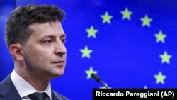 Зеленський назвав контрабанду «економічним тероризмом проти України», оскільки за розрахунками експертів збитки через контрабанду сягають 300 мільярдів гривень