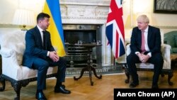 Угоду про співробітництво, вільну торгівлю та стратегічне партнерство з Великою Британією підписав президент Володимир Зеленський під час офіційного візиту до Лондона в жовтні 2020 року (на фото ліворуч – під час зустрічі з прем’єр-міністром Великої Британії Борісом Джонсоном)