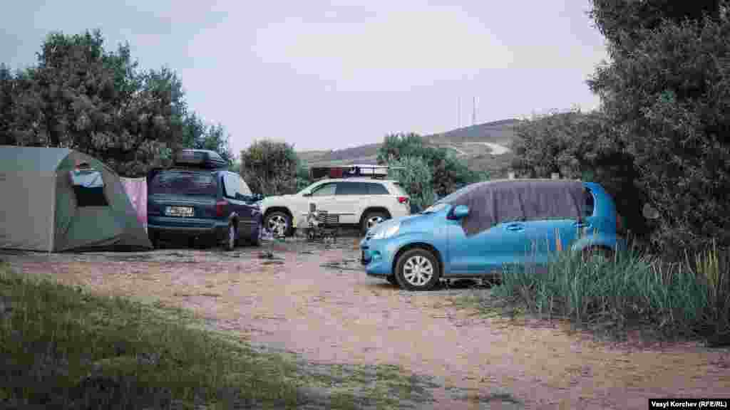 Туристы стараются разбить свой лагерь поближе к зарослям лоха серебристого – единственных деревьев, способных обеспечить хотя бы минимальную тень. Больше спрятаться от солнца здесь негде