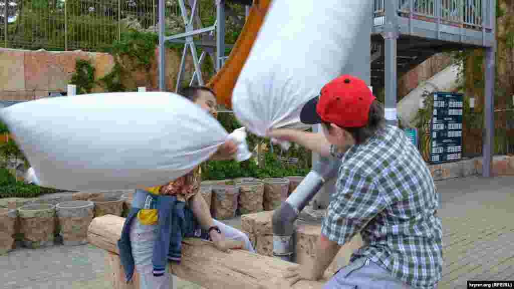 Для всех гостей праздника устроили «карту-квест» — на всей территории аквапарка, работали точки с различными национальными конкурсами