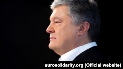 10 грудня в Державному бюро розслідувань підтвердили Радіо Свобода відкриття кримінального провадження за фактом можливого скоєння державної зради Петром Порошенком під час підписання Мінських угод