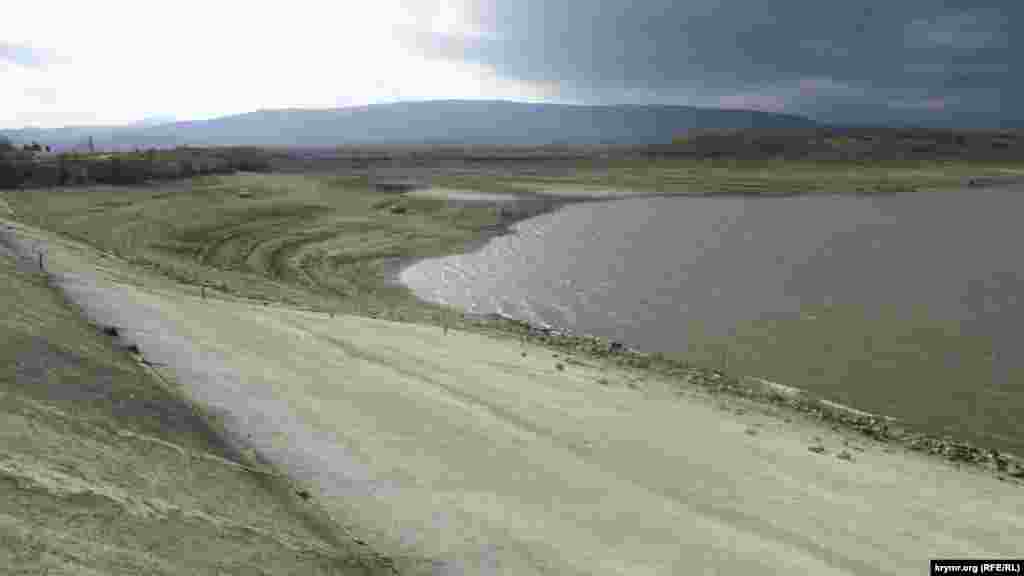 Российским чиновникам Крыма оставалось уповать на осадки. Летом 2015-го в подконтрольком Кремлю госкомводхозе Крыма сообщили, что полуостров будет обеспечен водой благодаря сложившимся погодным условиям. Тогда на полуострове прошли сильные ливни. По итогам 2015 года профильные российские чиновники полуострова призвали вместо риса, сои и кукурузы выращивать, например, просо или подсолнечник – культуры, которым требуется меньше влаги