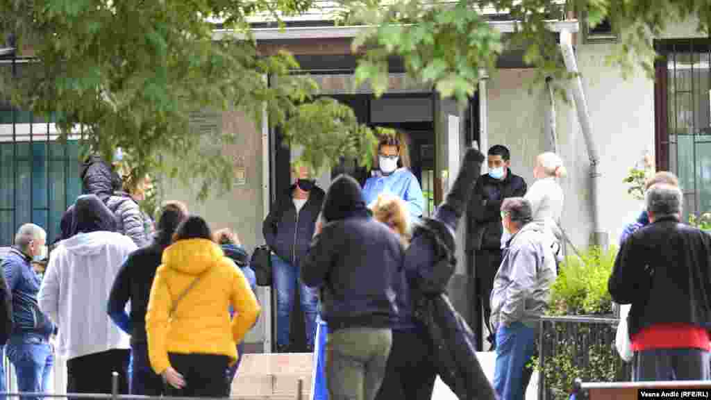 Više ljudi čekalo je 22. septembra ispred COVID ambulante na Novom Beogradu (fotografija levo), a Srbija beleži oko 7.000 zaraženih dnevno. Sa druge strane, lekari na vakcinalnom punktu u „Galeriji“ 7. oktobra čekaju zainteresovane za vakcinaciju (fotografija desno). Direktor beogradskog Doma zdravlja Savski venac Zoran Bekić rekao je medijima u oktobru da je u Srbiji i dalje veće interesovanje za treću (buster) dozu vakcine nego za prvu dozu.  