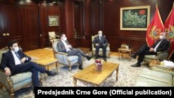 Prvi se podrškom Ukrajini oglasio Milo Đukanović. Na fonu njegove podrške je reakcija Dritana Abazovića. Zdravko Krivokapić i prosrpske partije se nijesu oglasili. (Foto: Sastanak Đukanovića sa liderima tada opozicione koalicije Abazovićem, Bečićem i Krivokapićem oktobar 2020)