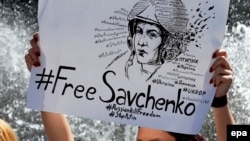 Один из плакатов в защиту Надежды Савченко на митинге в Киеве 11 мая, в день рождения арестованной