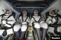 Астронавти (три американці і один росіянин) з Міжнародної космічної станції після списку на Землю кораблем Dragon в рамках роботи компанії Ілона Маска SpaceX. 18 березня 2025 року