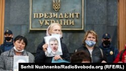 Учасники акції вирішили повторити вимоги, озвучені на недавній акції «Нагадай про кожного», серед яких ухвалення закону про полонених, який законодавчо б зафіксував правовий статус та закріпив необхідну соціальну допомогу