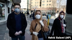 Жители Тегерана в защитных масках