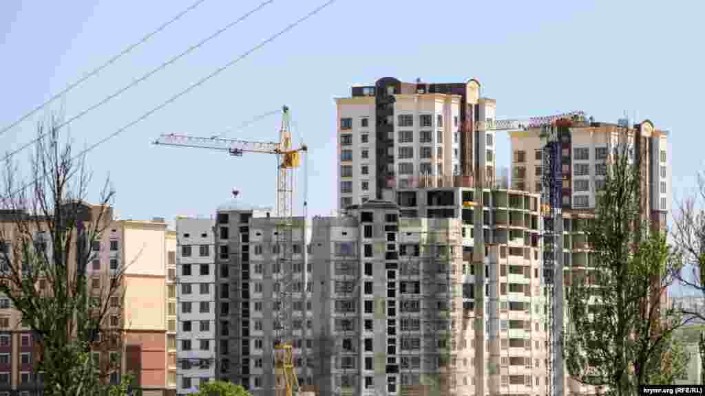 Активно строится жилой комплекс на Евпаторийском шоссе за ТЦ «Меганом»