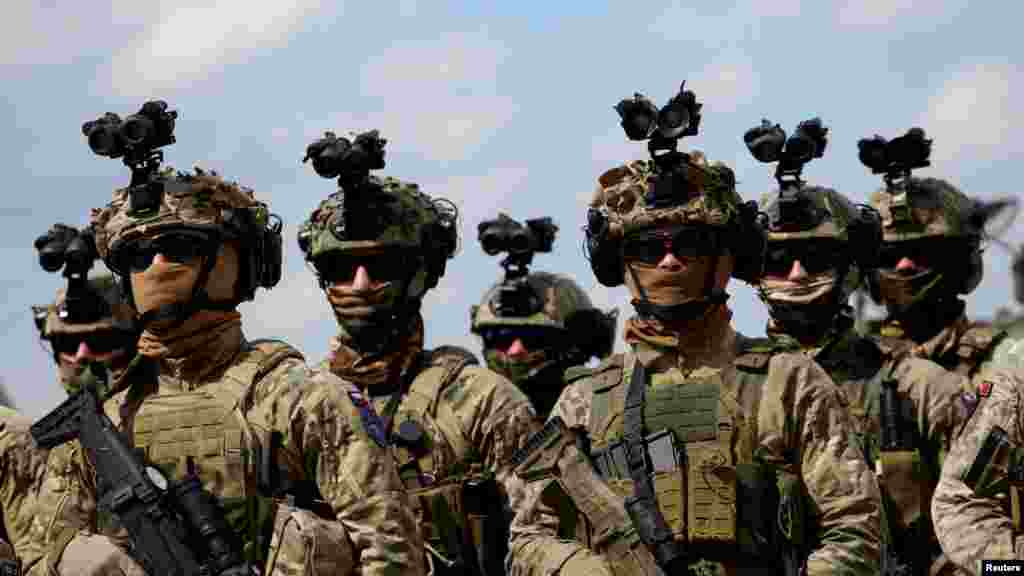 Vojnici Snaga Evropske unije u Bosni i Hercegovini (EUFOR) čuvaju stražu u bazi Butmir, bazi EUFOR-a u blizini Sarajeva.