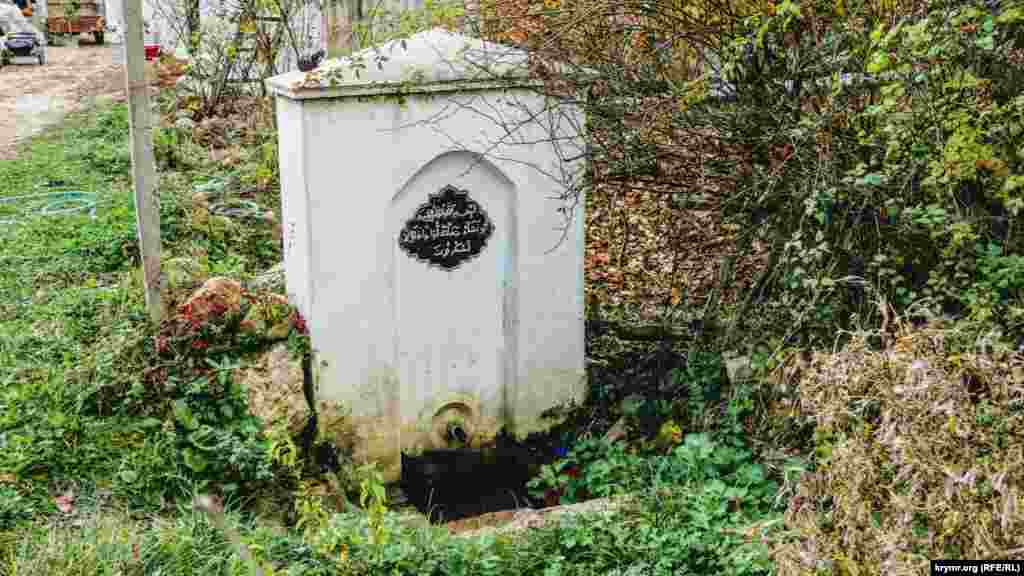 Источник в селе. На табличке сверху – арабская вязь. Крымские татары, жившие здесь ранее, использовали арабский алфавит