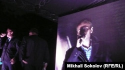 Сотрудник полиции в штатском требует от Алексея Навального покинуть сцену