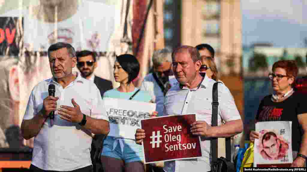 Активісти зібралися на майдані Незалежності, щоби привітати Сенцова і звернутися до світових лідерів, щоб ті змусили Кремль відпустити кінорежисера. На фото – заступники голови Меджлісу кримськотатарського народу Ахтем Чийгоз та Ільмі Умеров