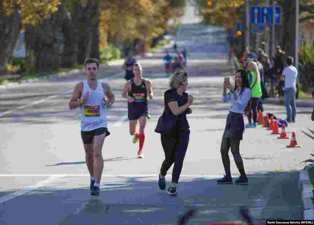 Классический марафон выбрали более полутысячи спортсменов, несколько десятков из них не добежали до финиша и сошли с трассы.