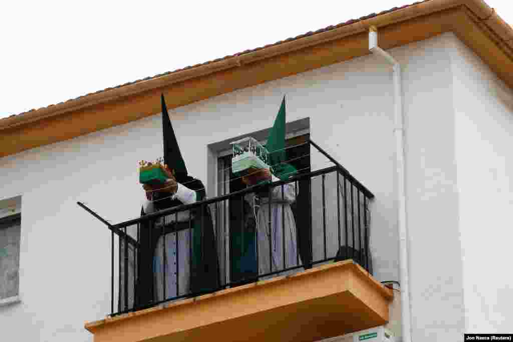 Карантин припав на страсний тиждень перед Великоднем. В таких умовах люди намагаються відзначати релігійне свято, не виходячи з власних домівок. На фото члени релігійного братства «Ля Колумна» в костюмах тримають в руках атрибути святкування зі статуетками Ісуса Христа та Богоматері всередині. Місто Ронда, південь Іспанії