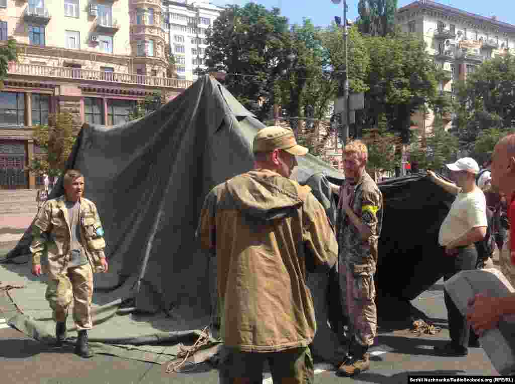 Прихильники арештованого екс-«айдарівця» Лихоліта встановили намет на Хрещатику, Київ, 2 липня 2016 року БІЛЬШЕ ПРО ЦЕ