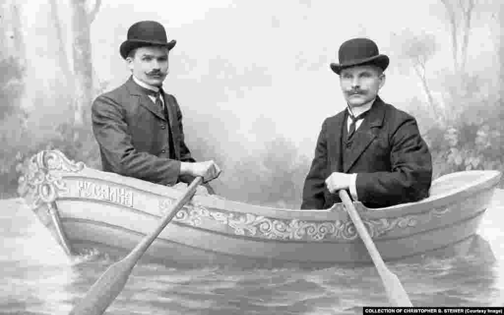 Такие фотографии давно привлекали Кристофера Б. Штайнера – профессора истории искусств и антропологии в Коннектикутском колледже