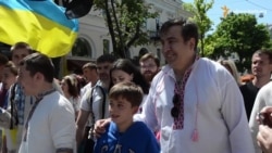 Одесити разом із Саакашвілі пройшли «маршем у вишиванках» по місту Одесити разом із Саакашвілі пройшли «маршем у вишиванках» по місту