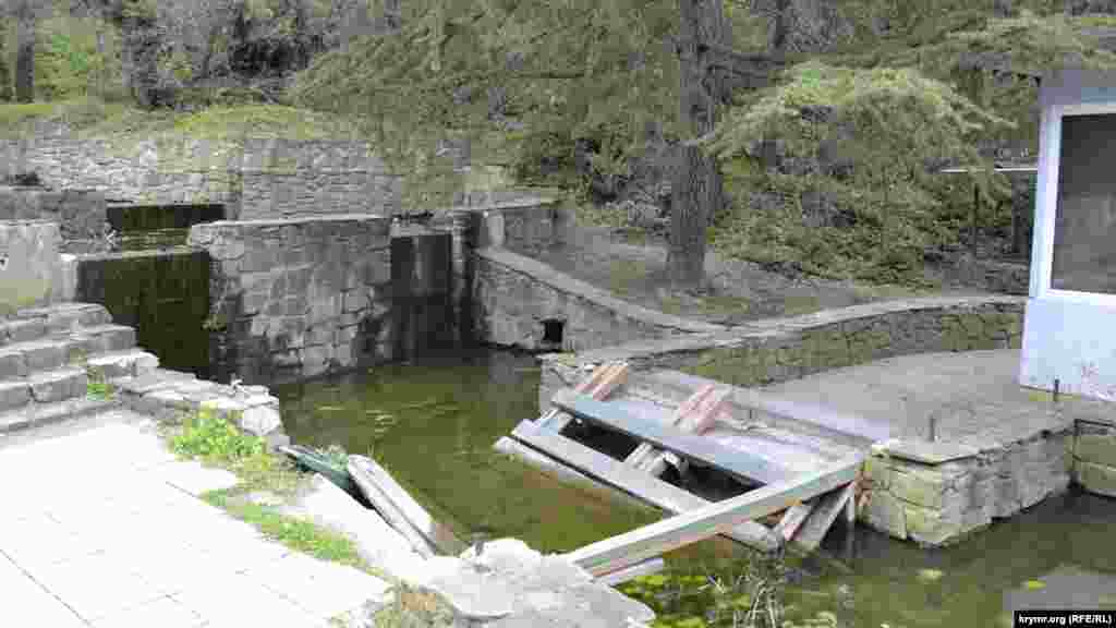 Мостик через ручей полностью разрушен. Он вел к когда-то работавшему там торговому объекту, но сейчас ларек закрыт, и мостик никому не нужен 