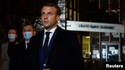 Президент Франції Емманюель Макрон на місці вбивства в передмісті Парижа
