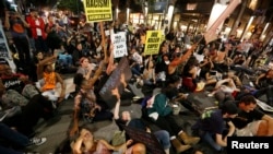 Демонстрация в Лос-Анджелесе против оправдания полицейского, застрелившего чернокожего юношу в Фергюсоне (26 ноября 2014 года)