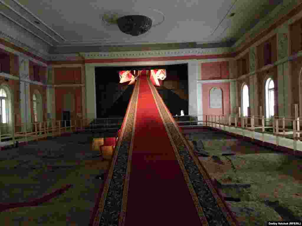 "Процесс прохождения" Ивана Плюща: красная  ковровая дорожка над айвэйвэевским переплетением стульев тянется к потолку в зале, где Ленин в 1917 году выступал на первом съезде рабочих и крестьянских депутатов