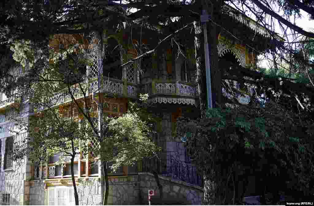 Здание музея типично ялтинское, с неподражаемой кружевной резьбой по дереву. Ну, и как крымский копирайт -  ливанский кедр. Говорят, что в Крыму ливанских кедров больше, чем в Ливане