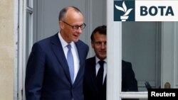 Presidenti francez, Emmanuel Macron, djathtas, dhe kancelari i sapozgjedhur i Gjermanisë, Friedrich Merz, në pallatin presidencial Elize, në Paris, 7 maj.