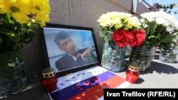 Народный мемориал на месте убийства Немцова