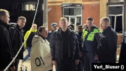 Губернатор Ростовской области Юрий Слюсарь (в центре) в Батайске после атаки БПЛА
