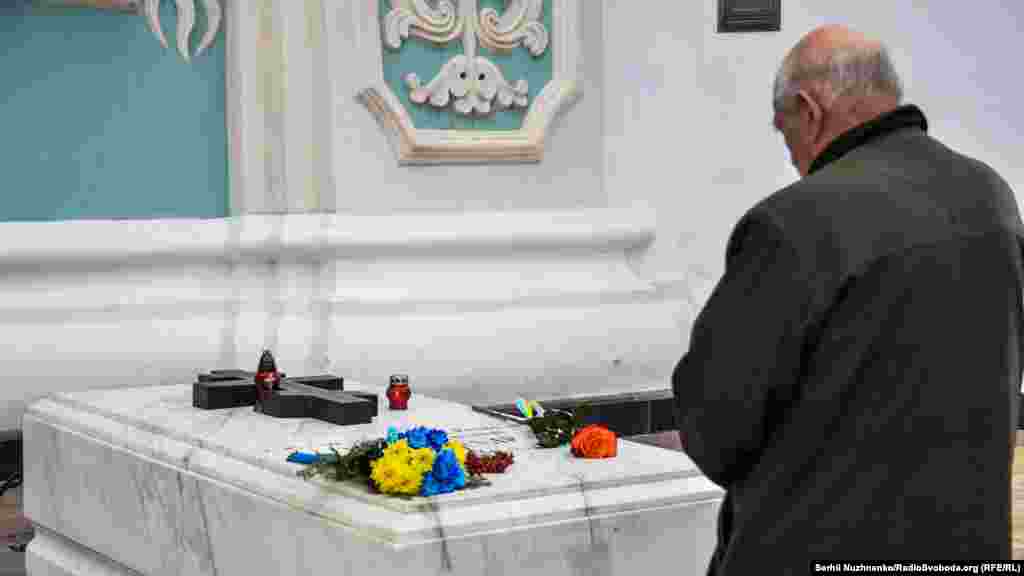 На могилі патріарха Володимира (Романюка). Церковний діяч провів 17 років у таборах за «антирадянську агітацію і пропаганду»