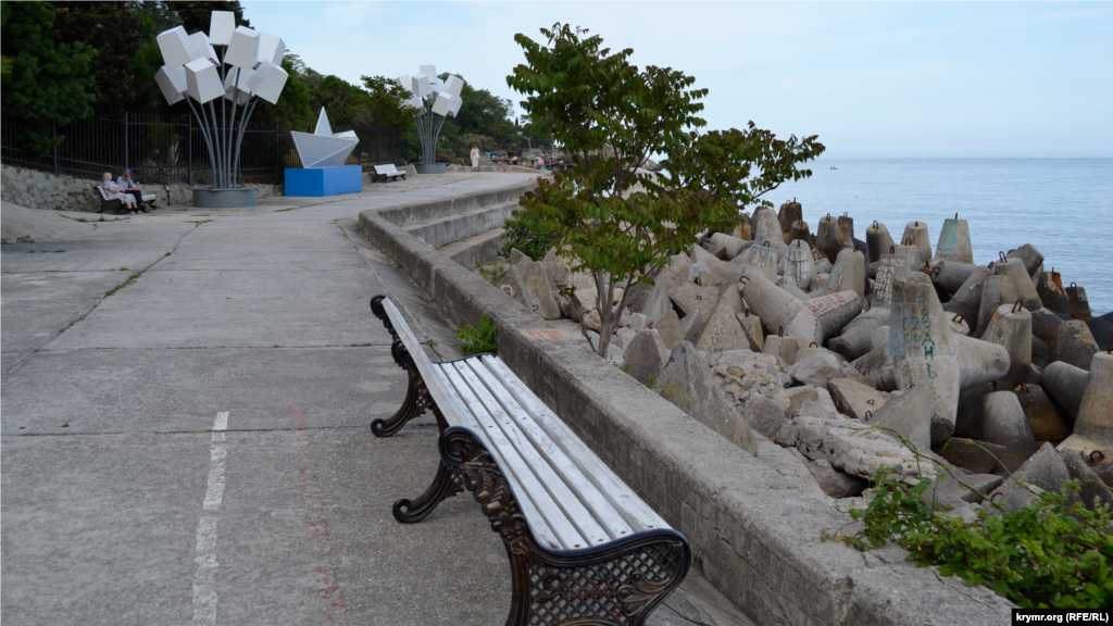 Кроме лавочек и фонарей, которыми поделилась Ялта, на набережную Алупки в этом году переехал и «бумажный кораблик», стоявший до этого года в бассейне за памятником Ленину в Ялте. Эту инсталляцию установили в «столице ЮБК» при покойном главе российской городской администрации Иване Имгрунте