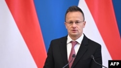 «Після гострих дискусій сьогодні ввечері в Брюсселі досягнуто домовленості: всі угорські умови включені до рамкового документа для переговорів з Україною», – заявив угорський міністр