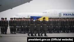 Фоторепортаж: у «Борисполі» прощалися із загиблими у катастрофі літака «Тегеран-Київ»