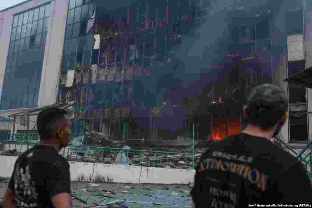 Вогонь у будівлі, в яку було влучення під час повітряної російської атаки на Київ. 10 червня 2025 року