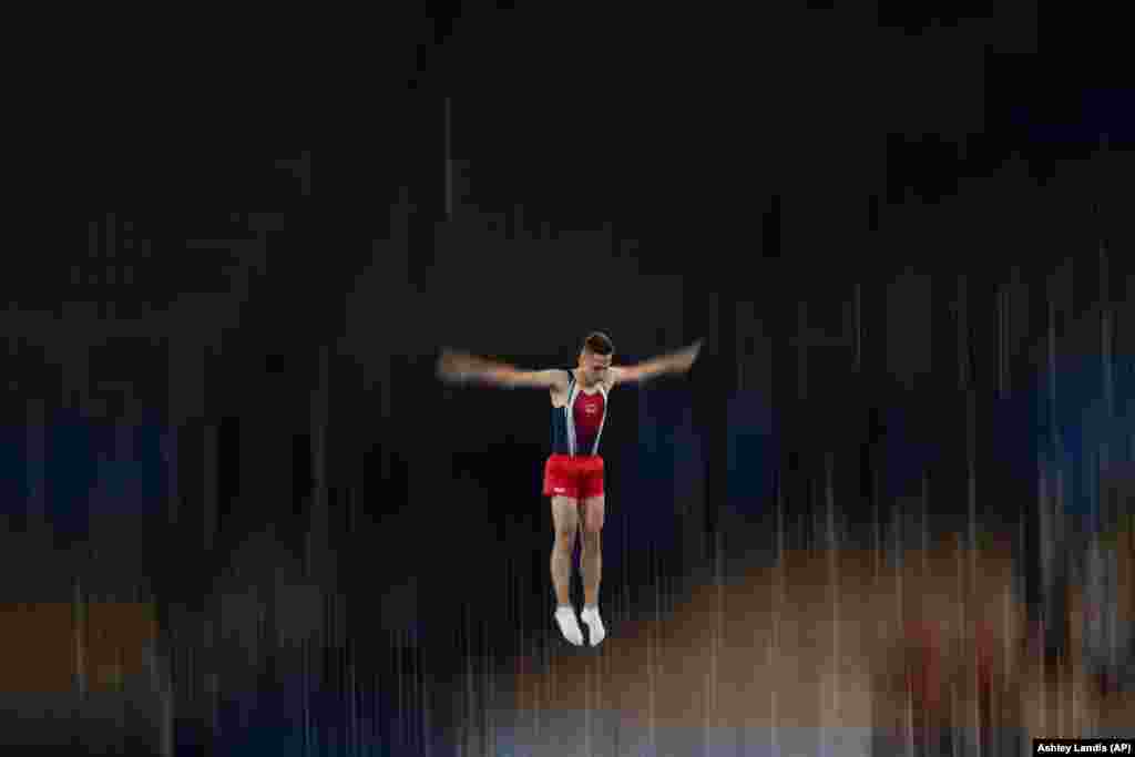 Білорусь Іван Литвинович у фіналі чоловічої гімнастики на батуті на літніх Олімпійських іграх Токіо-2020, 31 липня 2021 року  