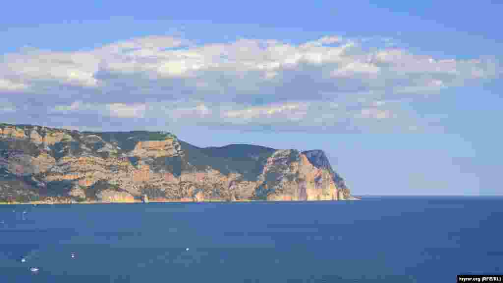 С «Василей» открывается вид на мыс Айя, высота которого более 600 метров