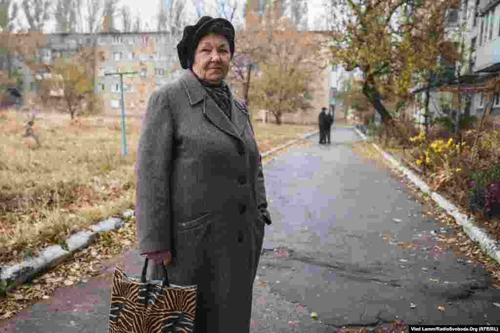 Місцева жителька одного з частково зруйнованих будинків скаржилася на те, що місцева влада ніяк не допомагає в ремонті зруйнованого житла, і все доводиться робити власноруч за особисті кошти