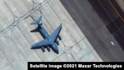 Масштабная эвакуация из Кабула на спутниковых снимках (фотогалерея)