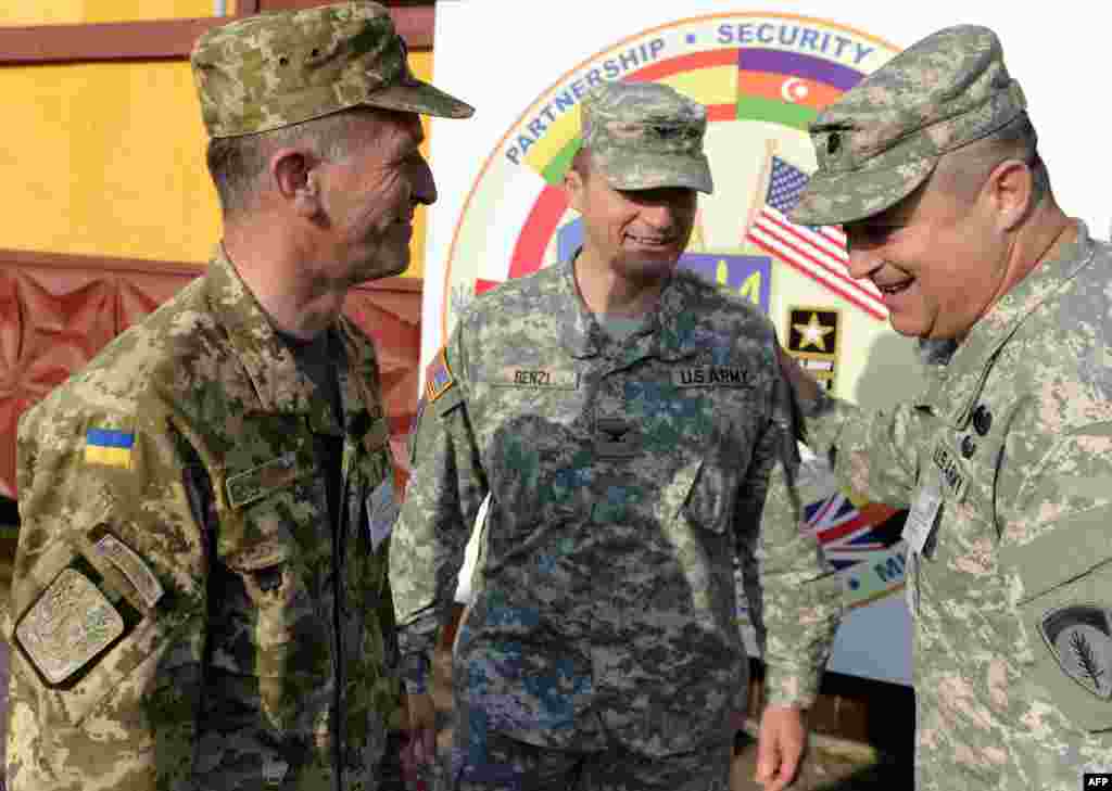 Украинские и американские офицеры - участники учений "Быстрый трезубец-2014".