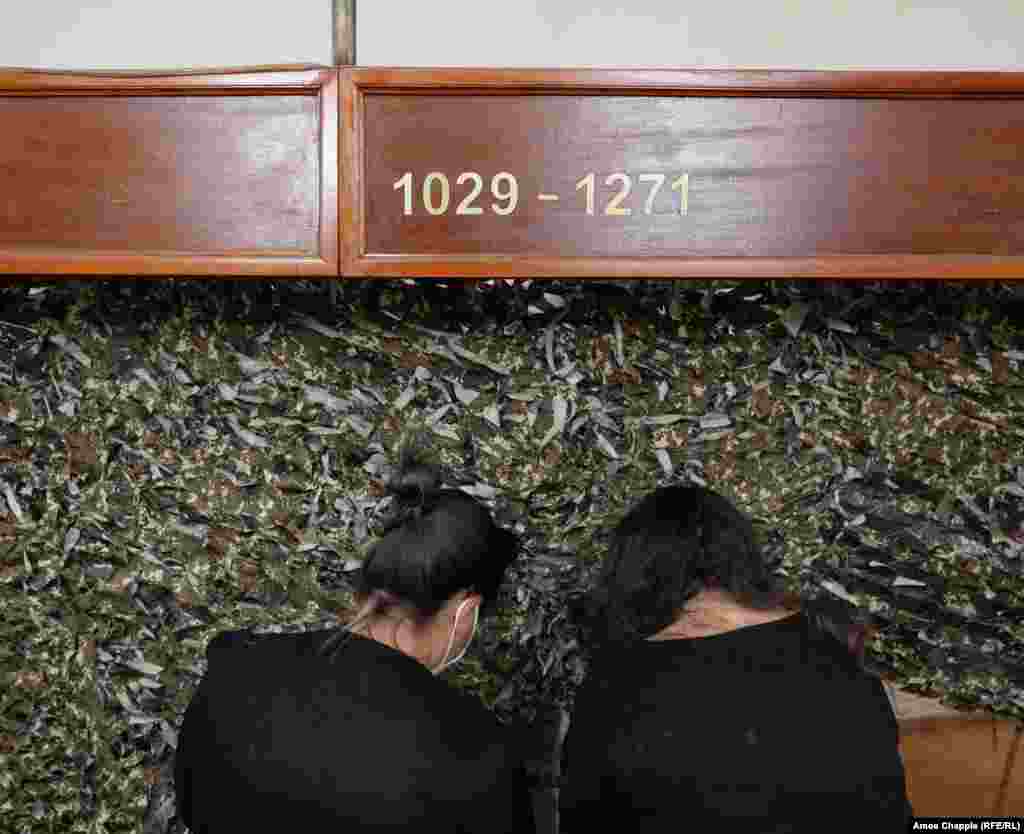 У гардеробі оперного театру в Єревані дві жінки заправляють обрізки тканини на майже завершену маскувальну сітку. Геворгян каже, що у неї та її колег-музикантів «у всіх є друзі на передовій, яких ми чекаємо. Це жахливо». Вона каже, що молоді жінки, як вона, «не можуть просто сидіти вдома і нічого не робити»  