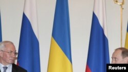 Прем’єр України Микола Азаров (зліва) під час зустрічі у Москві з російським прем’єром Володимиром Путіним