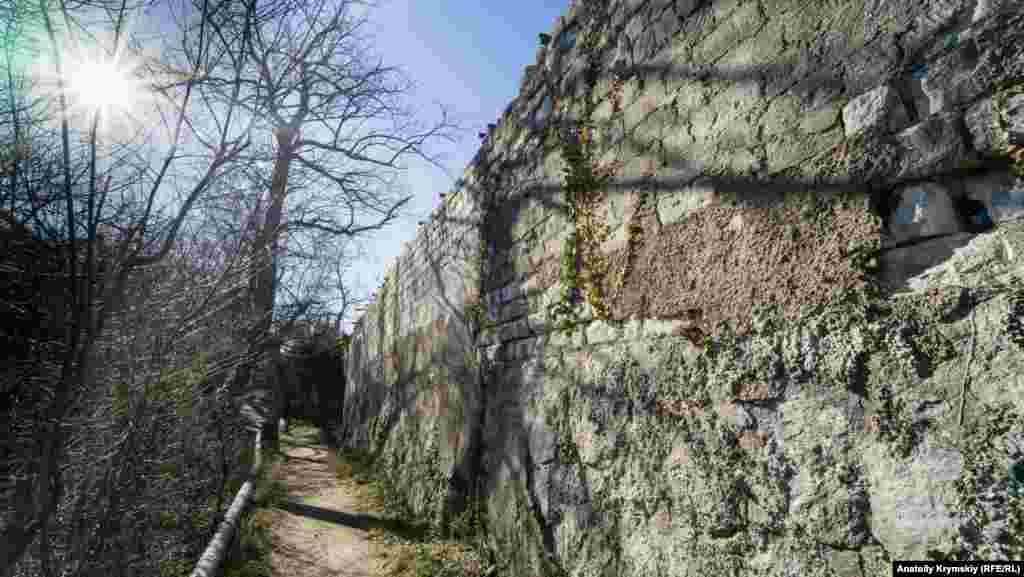 Под высокой стеной хересного цеха «Ореанда» – структуры знаменитой «Массандры». Цех был построен в 1888 году