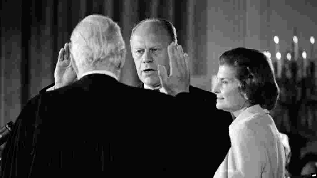 Gerald R. Ford polaže zakletvu kao 38. predsjednik Sjedinjenih Američkih Država unutar Bijele kuće dok njegova supruga Betty gleda. Inauguracija se održala 9. augusta 1974. godine, na dan ostavke predsjednika Nixona.  